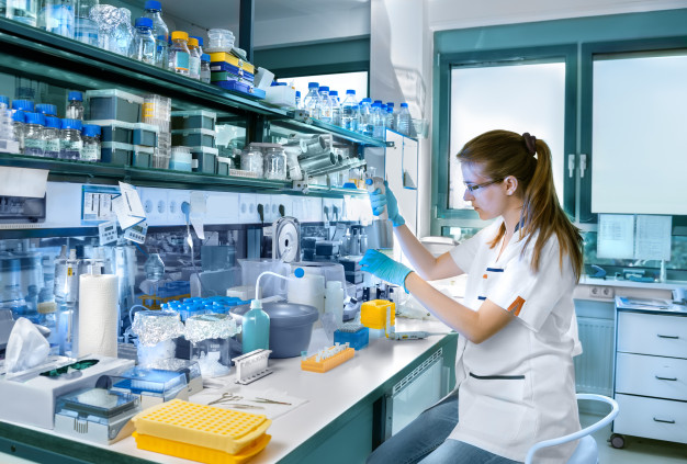 joven-cientifico-trabaja-laboratorio-moderno_87646-999.jpg