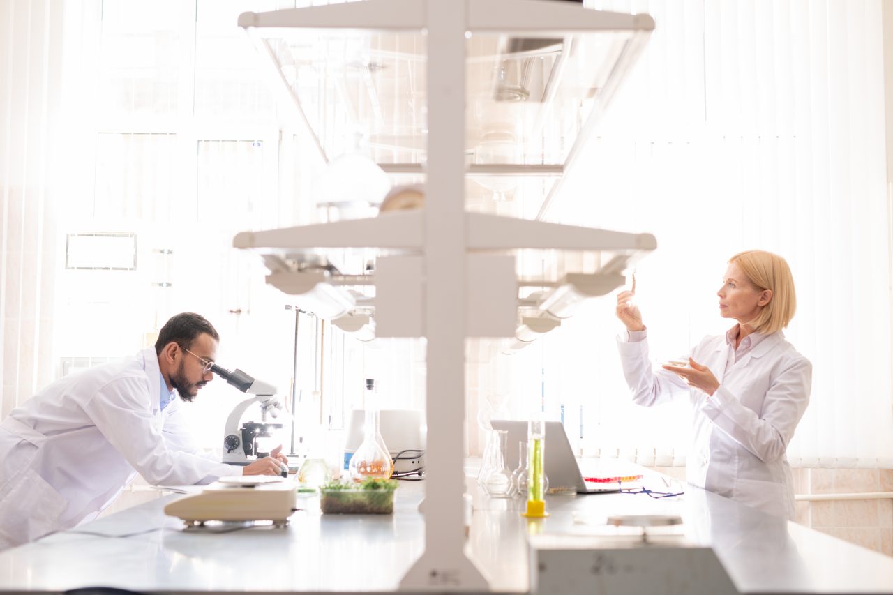 laboratory-workers-analyzing-samples-QDBL7SX-1280x853.jpg