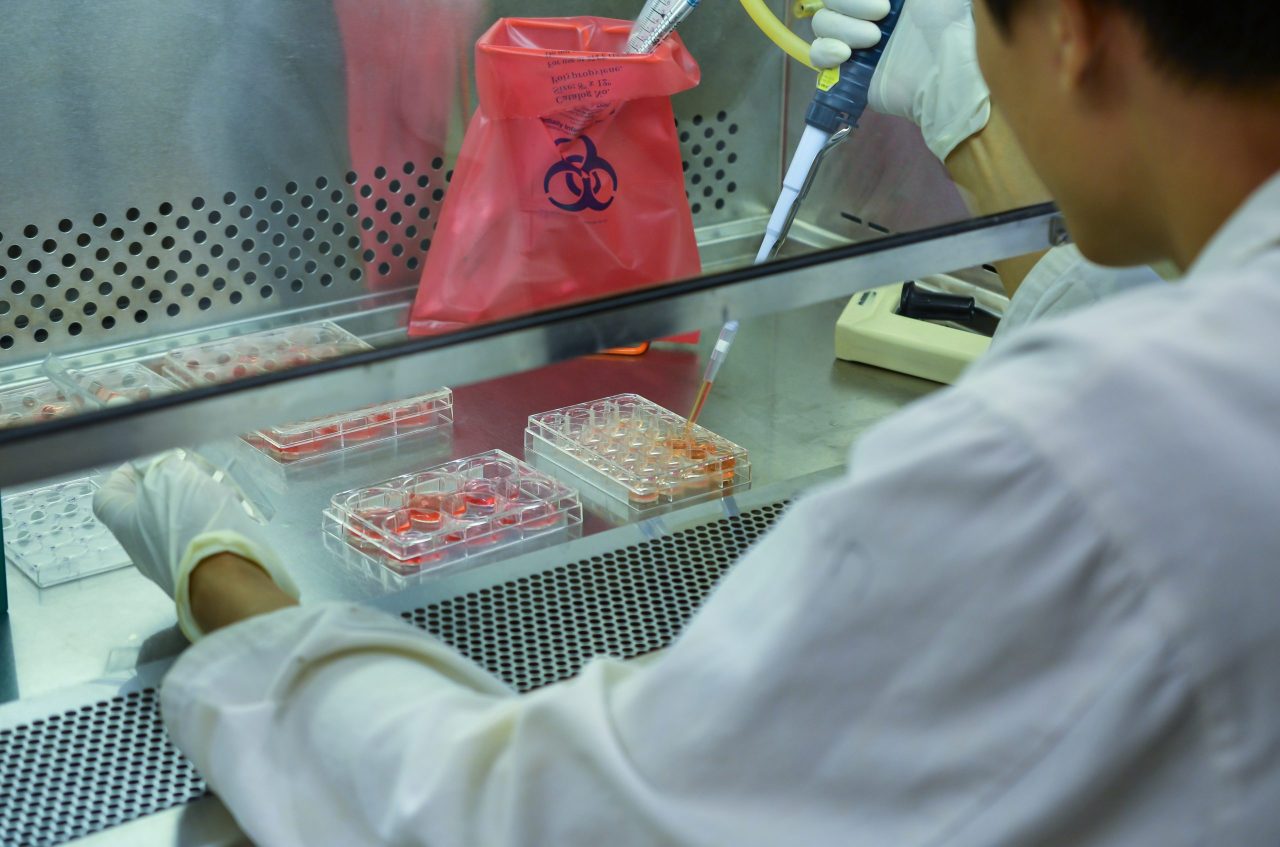 researcher-performing-biomedical-experiments-in-bi-DFCWGNG-scaled-1280x847.jpg