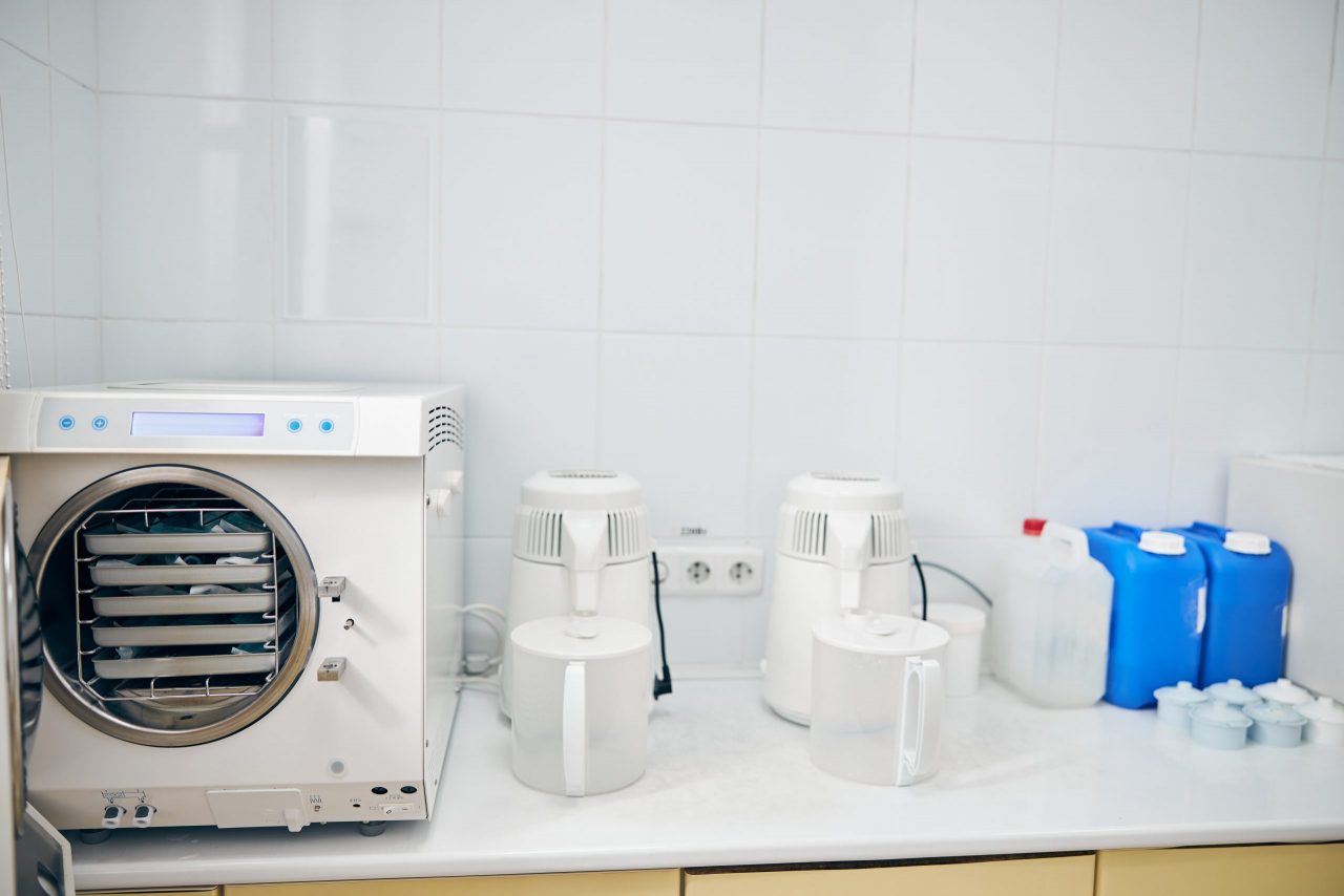 white-autoclave-in-sterilization-room-in-clinic-2021-07-16-19-44-29-utc-scaled-1280x854.jpg